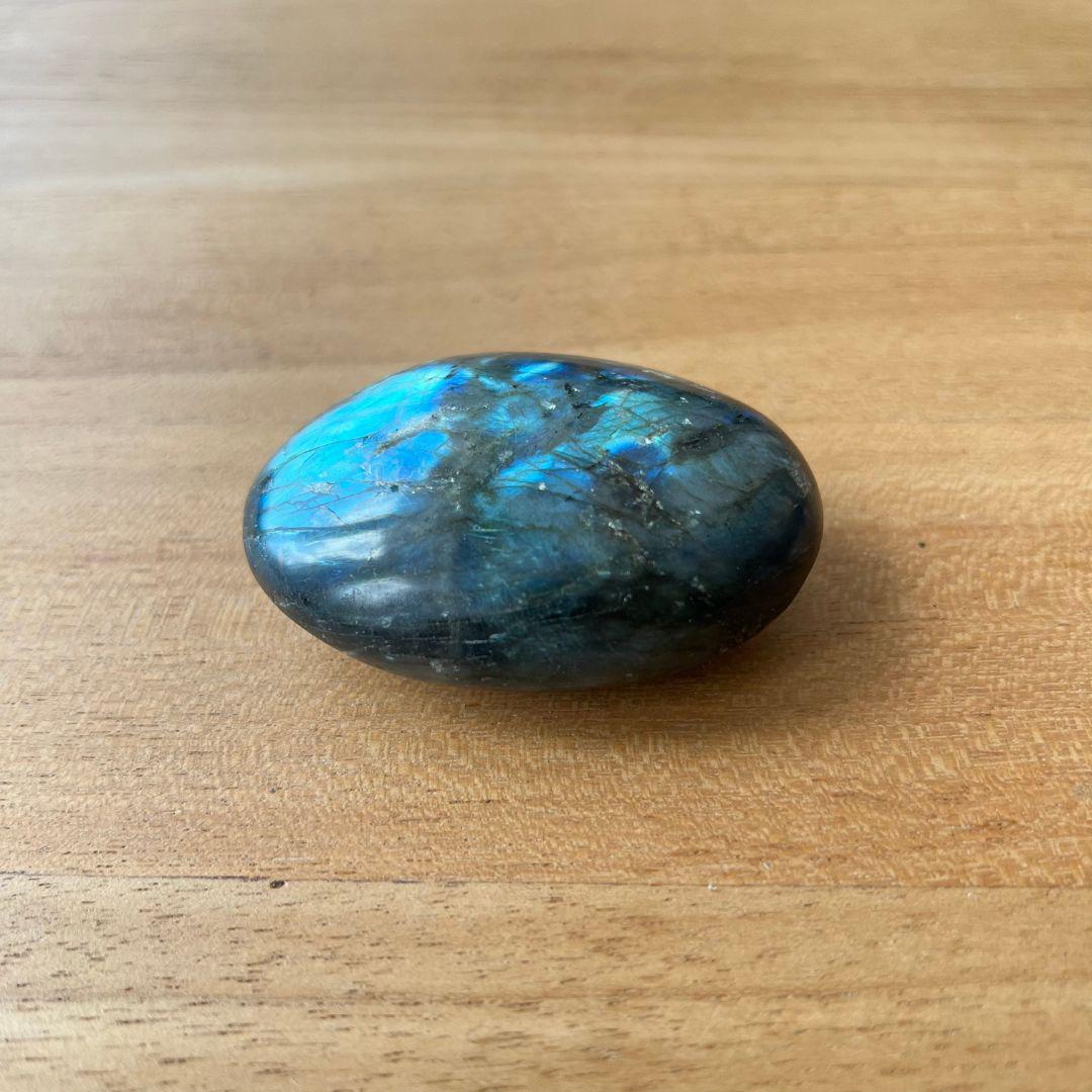 Galet en Labradorite : L'énergie Mystique et Protectrice à Votre Portée